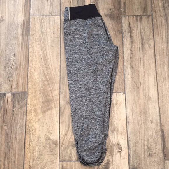 🏃🏽‍♀️ EUC Grey Spandex Workout Pants 🏃🏽‍♀️ - Picture 3 of 6